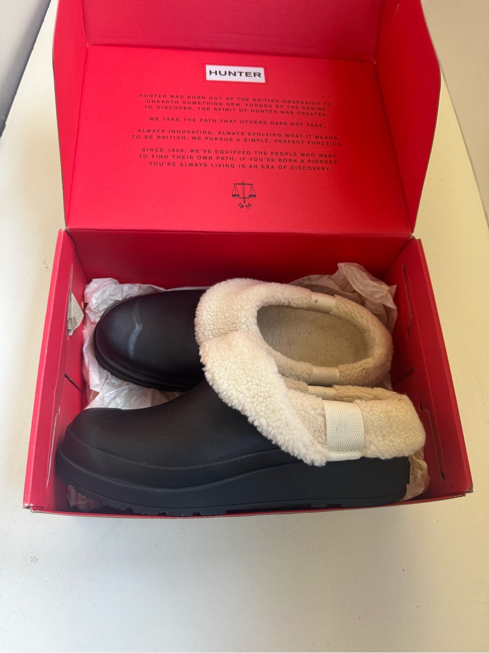 Hunter Women Size 8 Black Clog with Cream Shearling Collar